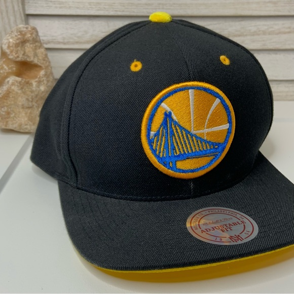 Mitchell & Ness Golden State Nostalgia Black and Yellow Velvet Flat Bill Hat - Picture 4 of 12